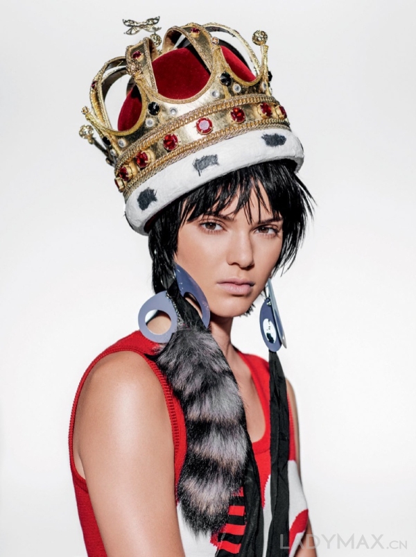 Kendall Jenner登上《Vogue》封面 展现俏皮玩味一面