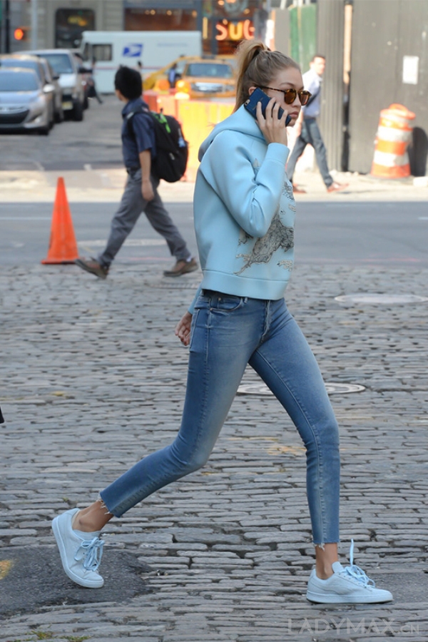Gigi Hadid球鞋穿搭街拍特辑 脱下高跟鞋也可以很美