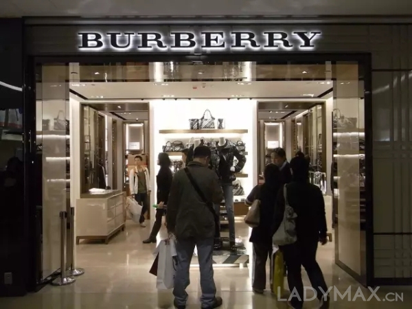 英国脱欧效应显现 Burberry手袋在香港降价20% 有分析指奢侈品牌在香港都将会降价