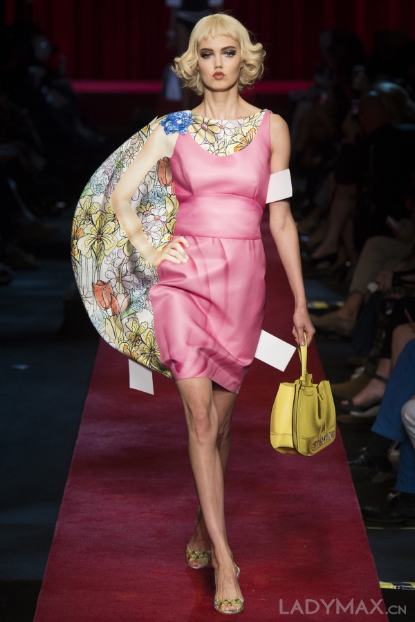 2017春夏米兰时装周第二天 Moschino如同贴纸变装游戏