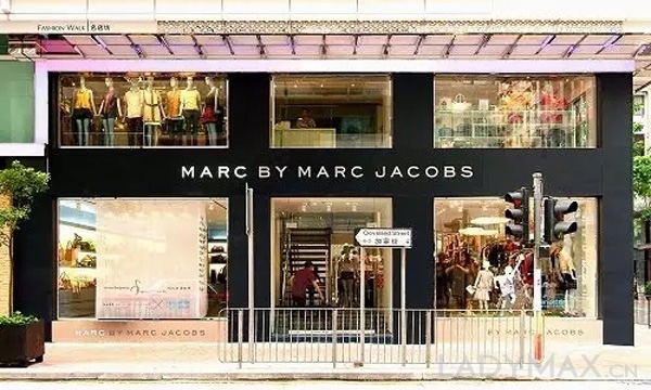 LVMH老板Bernard Arnault ：“比起特朗普 ， 我更担心 Marc Jacobs”