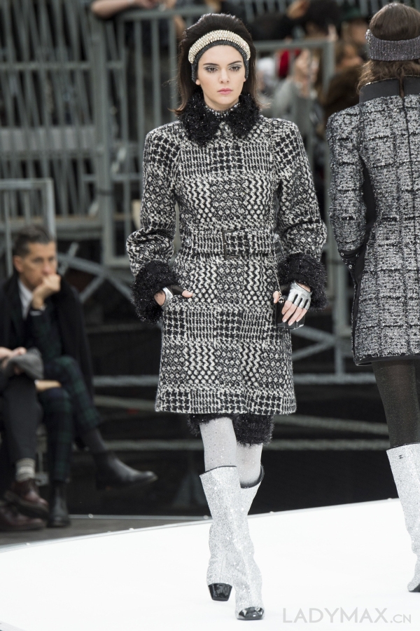 2017秋冬巴黎时装周 Chanel极具想象的未来主义