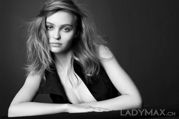 Lily-Rose Depp 登《Vogue》意大利版 性感俏皮