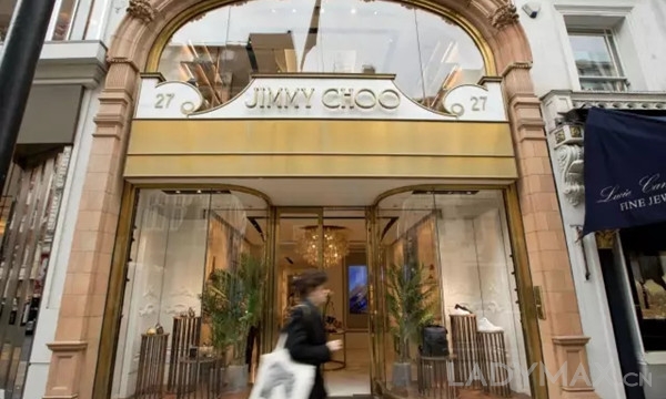 16个潜在买家计划收购Jimmy Choo；Lululemon净利润大跌 | 每日时尚要闻