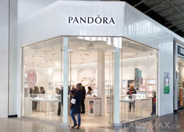 设计太多雷同, 珠宝品牌潘多拉增长开始放缓，第三季度利润下滑3%