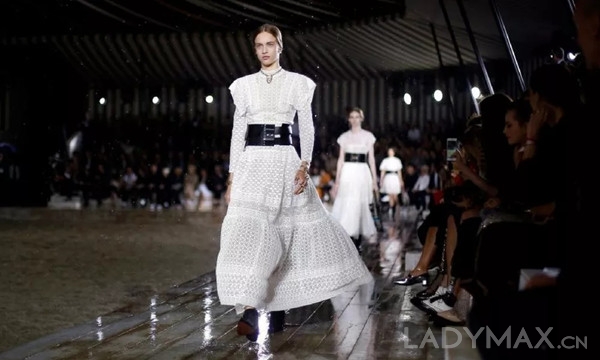 Gucci母公司任命大中华区总裁；传Dior秀艺人票被炒至100万 | 每日时尚要闻