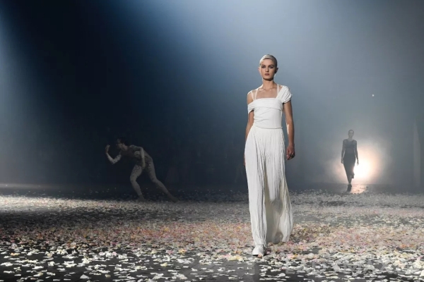 巴黎时装周首日Dior与Gucci正面对抗，谁赢了？