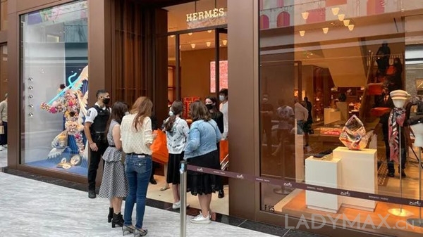 早报| 广州太古汇季度收入开业以来首次下滑；Chanel精品店遭抢劫损失或达300万欧元