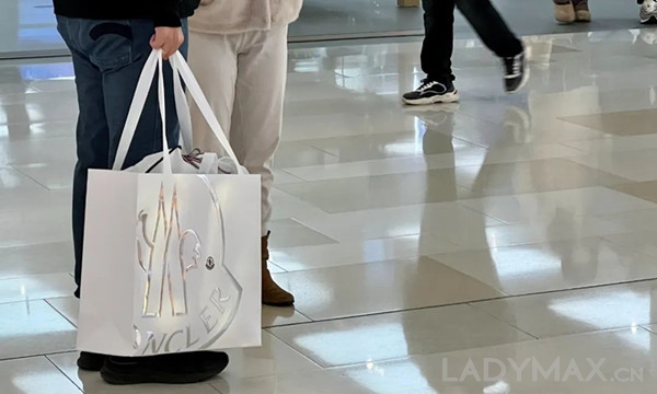 早报 | Lanvin集团市值缩水近半；Gucci开设全球首家箱包专卖店