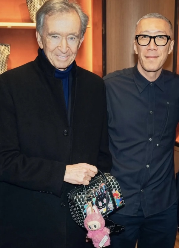 当LV老板拿起Labubu 当LV老板拿起Labubu