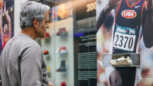 苹果CEO库克增持300万美元耐克股票 苹果CEO库克增持300万美元耐克股票