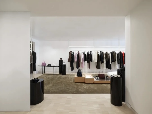 深度 | 年营收翻三倍,Phoebe Philo如何追上失去的20年? 深度 | 年营收翻三倍,Phoebe Philo如何追上失去的20年?