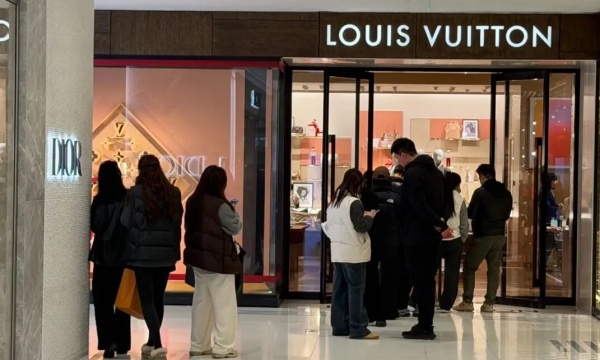 LVMH财报 | LV、Dior等时装皮具第四季度下跌3%,但中国市场继续改善 LVMH财报 | LV、Dior等时装皮具第四季度下跌3%,但中国市场继续改善